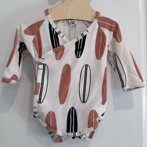 Kate Quinn Neutral colored longboard onesie size
6-12 months